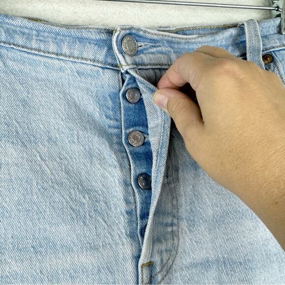 Levi's Women's Plus Size 501 Original High-Rise Distressed Jean Shorts Size 20W - Picture 9 of 15